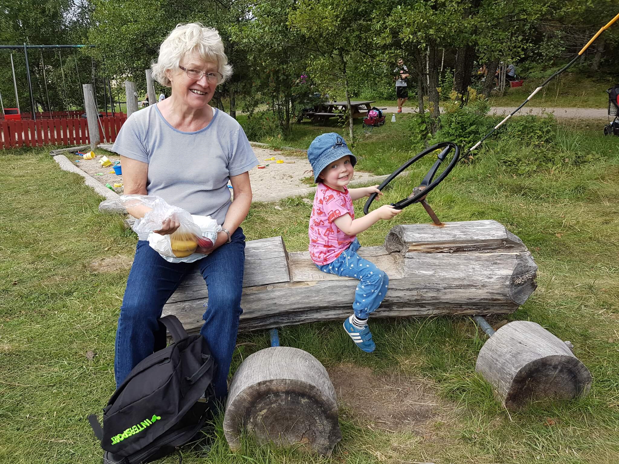 Mormor och Sander i Palstorps hage
